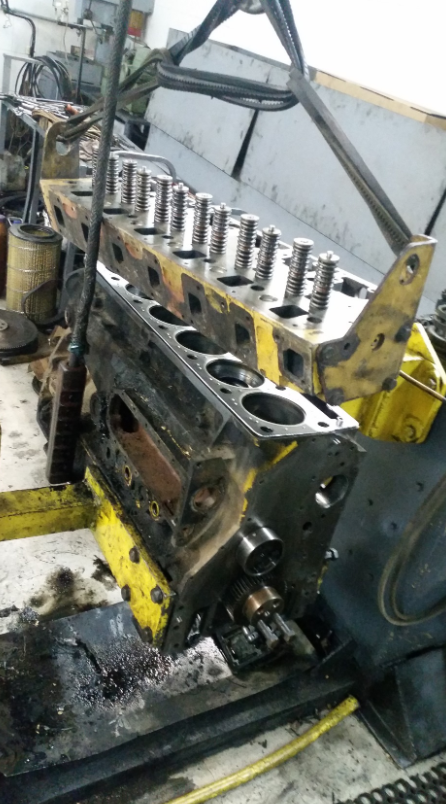 Caterpillar 3116 сборка двигателя-устанавливаем прокладку ГБЦ